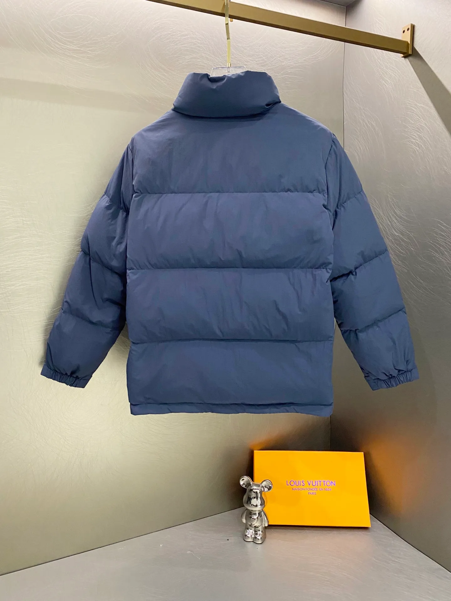 P660 Ralph Lauren/Ralph Lauren matte classic new winter down jacket, same style for men and women, versatile and warm!     It is filled with 90% white duck down and has better thermal insulation performance. It is lightweight and not heavy, and has good loft recovery after compression. The interior is made of nylon with a double-layer sealing design that will not cause any velvet leakage. The adjustable hem with built-in drawstring buckle can prevent wind and cold.  Color: Black White Navy Size: M-2XL